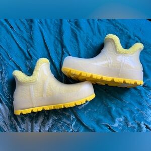 UGG RAINCLOUD CLEAR WATERPROOF YELLOW  RUBBER WOOL LINED RAIN BOOTS, SIZE US 8
